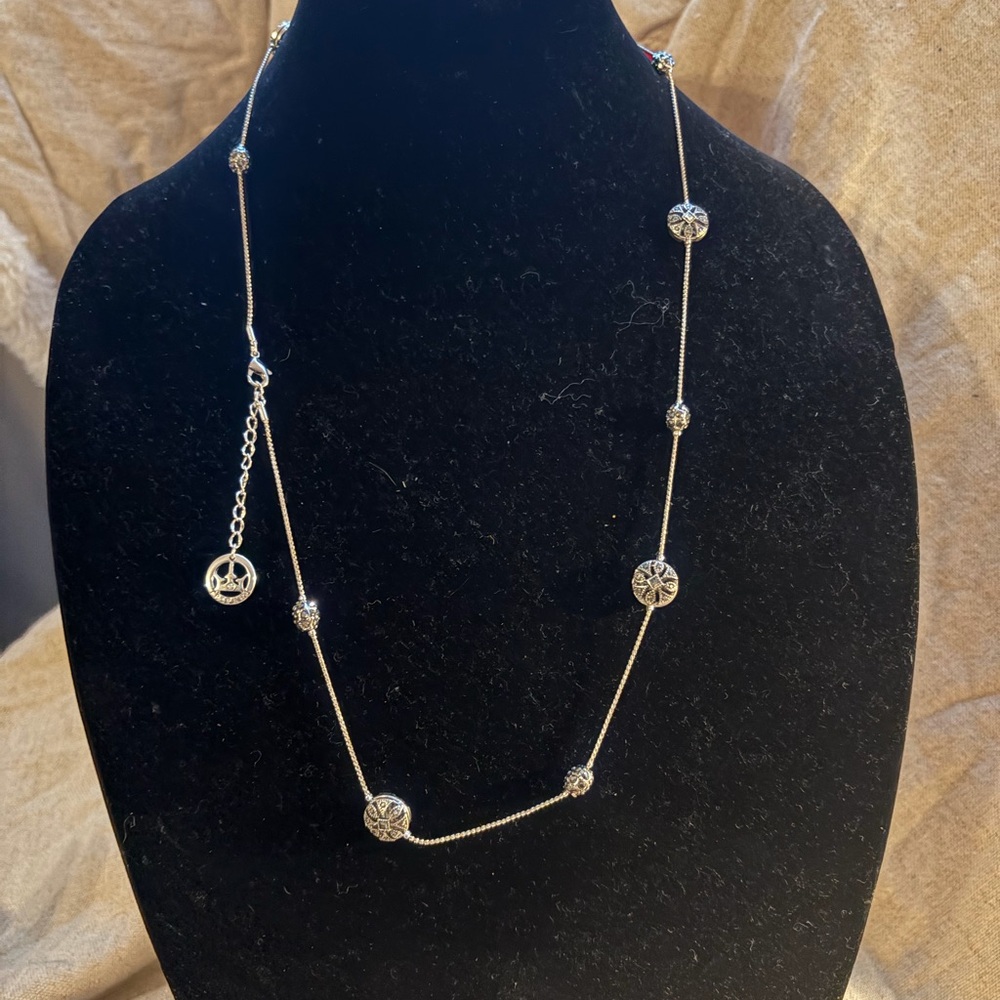 Chic Silver Necklace with Decorative Accents
